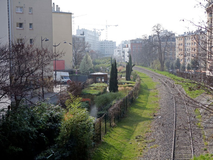 Tuyến đường sắt dài 32 km này được xây dựng vào năm 1851 ở Paris, Pháp. Tuy nhiên, vào năm 1934, hệ thống tàu điện ngầm Paris được sử dụng để chở khách thay thế tuyến đường sắt này. Nó được sử dụng cho tàu chở hàng tới năm 1993 và bị bỏ hoang từ đó. Hiện nay, một số nhà ga của tuyến đường sắt này biến thành nhà hàng hoặc quán bar,…