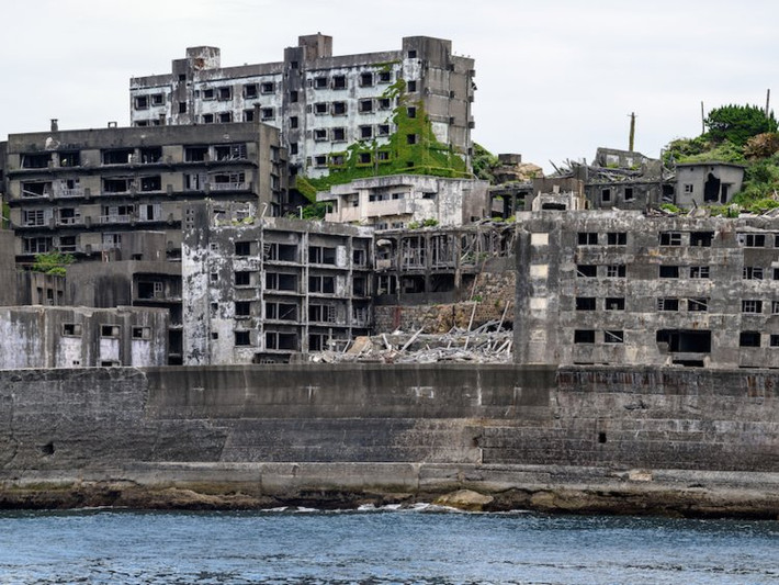Đảo Hashima ở Nhật Bản từng là một trong những khu vực có mật độ dân số đông nhất thế giới. Nhưng nơi này đã không có ai sinh sống kể từ giữa những năm 1970 sau khi các mỏ than trên đảo bị đóng cửa.
