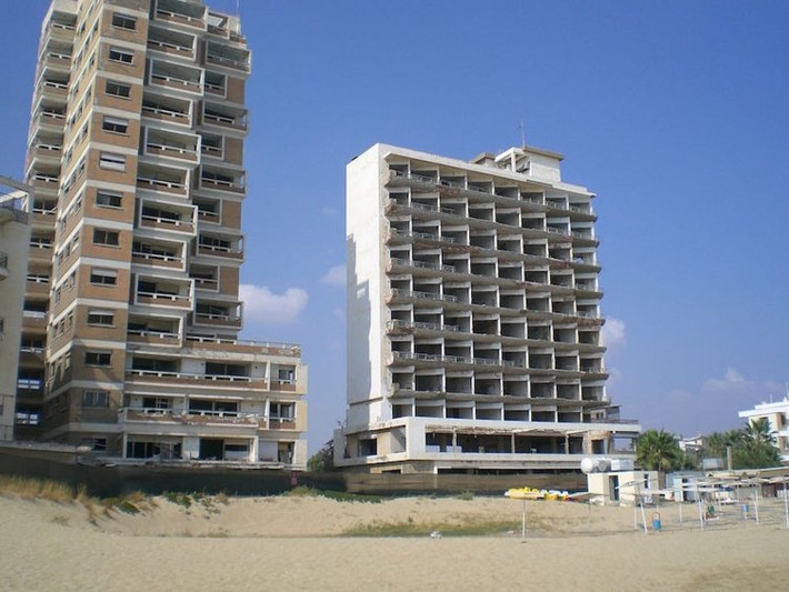 Thị trấn Varosha trên đảo Síp từng là địa điểm thu hút khách du lịch nhưng nơi này bị bỏ hoang kể từ năm 1974.