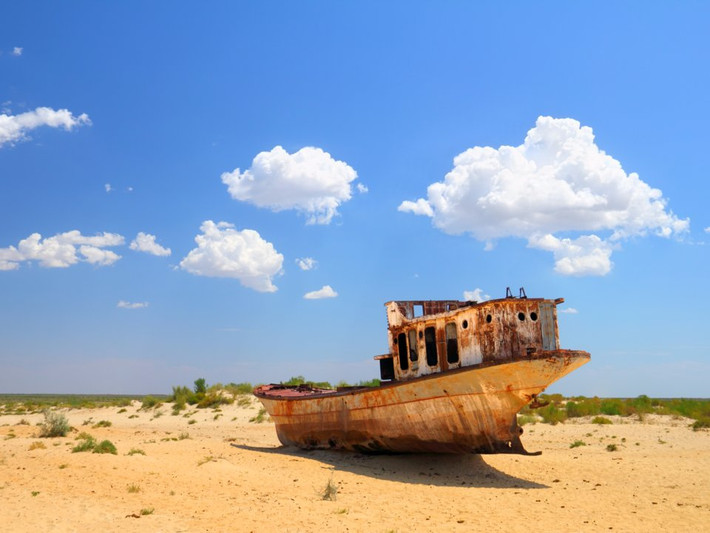 Nghĩa địa tàu Moynaq là thị trấn “ma” nằm giữa sa mạc Uzbekistan. Nơi này từng là một trong 4 hồ nước lớn nhất thế giới nhưng nó trở nên khô cạn vào thập niên 1960. Hiện nay, hàng chục con tàu mắc kẹt ở đây và đang “tan chảy” dưới cái nóng sa mạc.