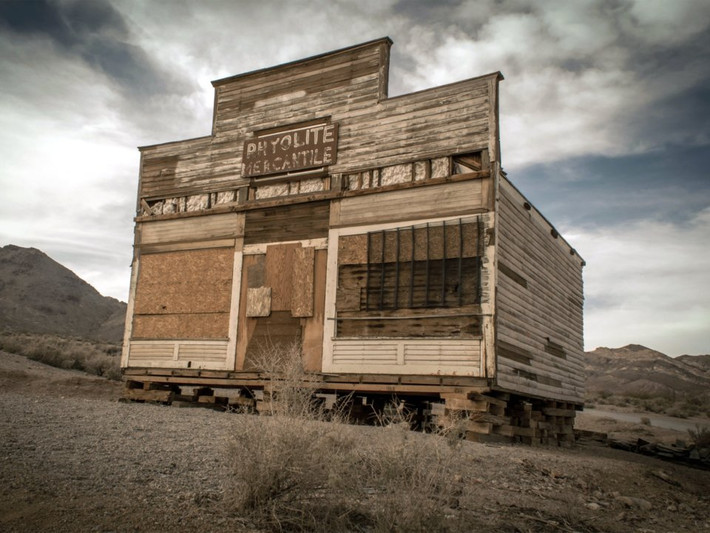 Rhyolite, một trong những thị trấn “ma” lớn nhất bang Nevada (Mỹ), được thành lập năm 1904 vào thời kỳ “cơn sốt vàng”. Tuy nhiên, khi các mỏ vàng bị đóng cửa vào năm 1911, người dân địa phương dần dần rời khỏi thị trấn này và nó bị bỏ hoang từ năm 1916 đến nay. Đây mới chỉ là một trong số địa điểm bỏ hoang nổi tiếng thế giới. (Nguồn: Insider)