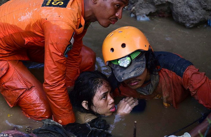 Lực lượng cứu hộ giải cứu Nurul Istikharah, 15 tuổi, ra khỏi ngôi nhà bị hư hại sau động đất ở Palu hôm 30/9. Ảnh: AP.