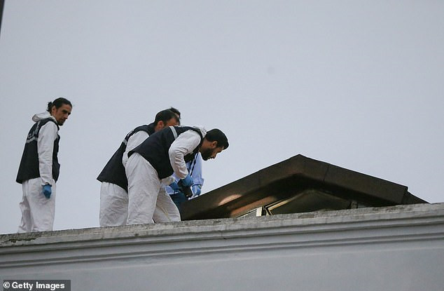 Các nhà điều tra kiểm tra trên mái nhà tư dinh của Tổng lãnh sự al-Otaibi. Ảnh: Getty.