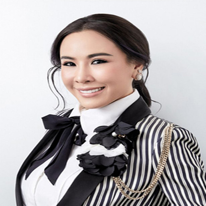 Voramas đảm nhiệm chức vụ cao trong tập đoàn King Power của cha cô, phụ trách chiến lược marketing và truyền thông trong tập đoàn của gia đình mình. Ảnh: Mirror.