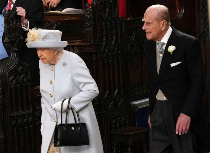 Nữ hoàng Elizabeth II và Hoàng thân Philip tới dự đám cưới của cháu gái.