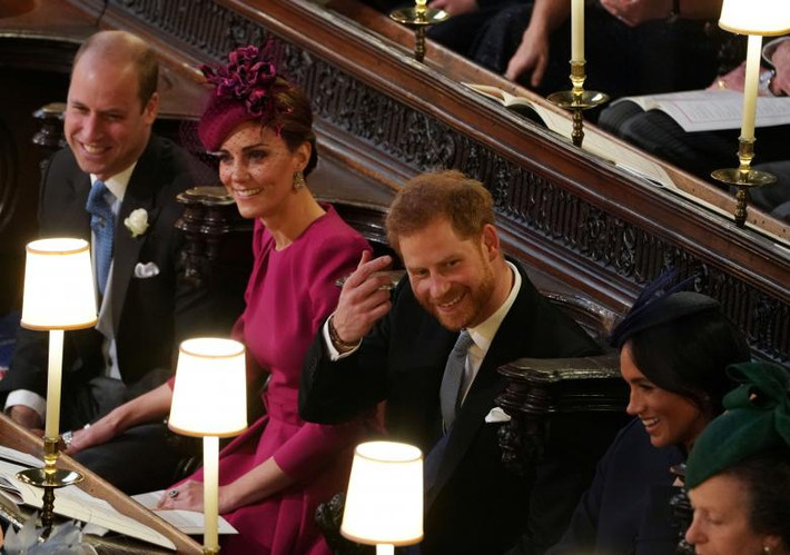 Từ trái sang: Hoàng tử William, Công nương Kate Middleton, Hoàng tử Harry và Công nương Markle có mặt trong hôn lễ của Công chúa Eugenie.