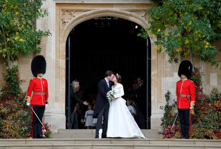Chú rể Jack Brooksbank và cô dâu Eugenia trao nhau nụ hôn bên ngoài nhà nguyện St George.