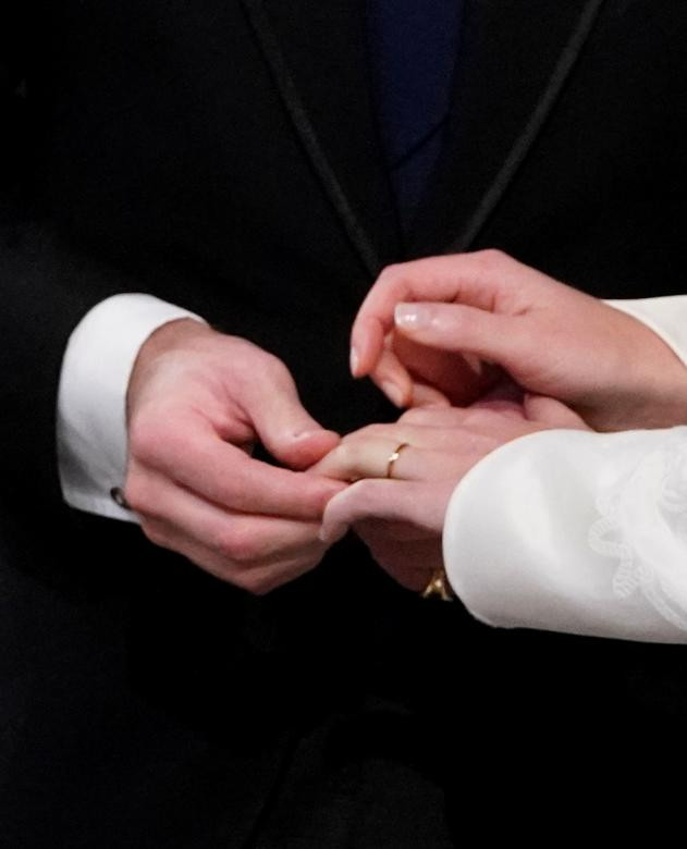 Chú rể Jack Brooksbank trao nhẫn cưới cho cô dâu Eugenie.