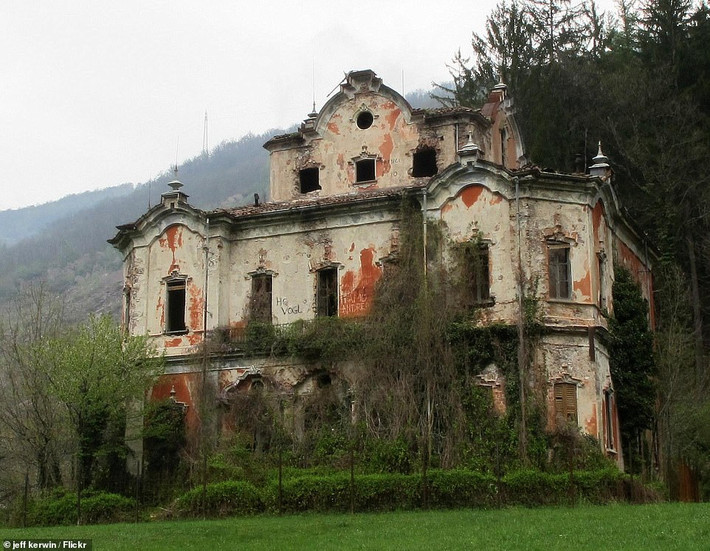 Theo Daily Mail, biệt thự Villa de Vecchi ở thị trấn Cortenova do Bá tước Felice De Vecchi cho xây dựng vào năm 1854 và hoàn thành năm 1857. Đây từng là tòa nhà lớn nhất ở vùng núi phía bắc nước Italy. (Nguồn ảnh: Daily Mail)