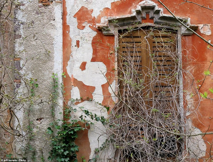 Tòa nhà Villa de Vecchi, nằm gần hồ Como, bị bỏ hoang từ những năm 1960 cho đến nay do không có người mua sau khi nó được rao bán.