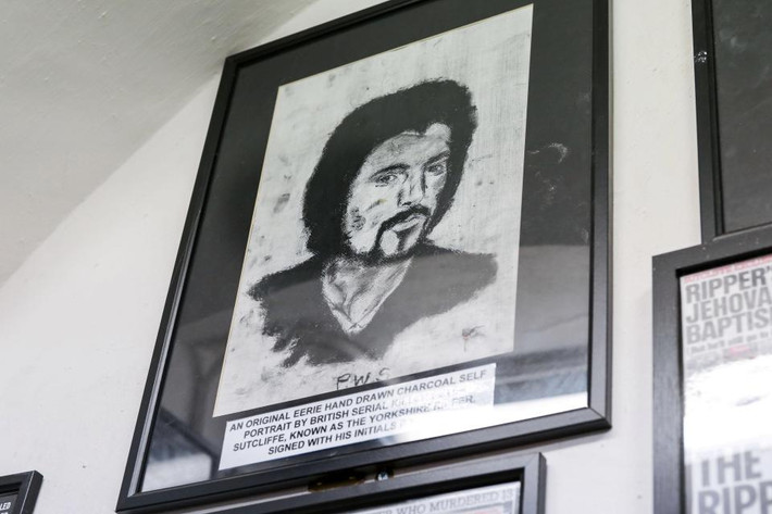 Bức chân dung tự họa của Peter Sutcliffe, một kẻ giết người hàng loạt, được treo trong bảo tàng.