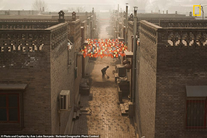 Tác phẩm “Mùa đông ở Pingyao” của nhiếp ảnh gia Ana Luiza Sampaio. Bức ảnh này được chụp vào mùa đông tại thành phố Pingyao, tỉnh Thiểm Tây, Trung Quốc. Theo Ana, người dân ở đây phải đối phó với cái lạnh và tình trạng ô nhiễm không khí nghiêm trọng.