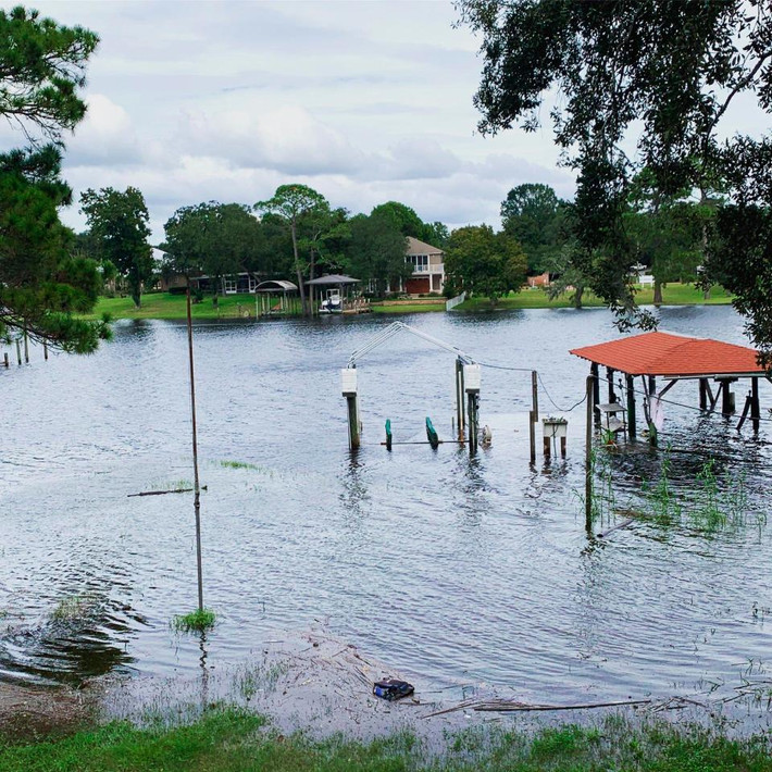 Một khu dân cư ở bãi biển Fort Walton, bang Florida, đã bị ngập nặng. Ảnh: AP.