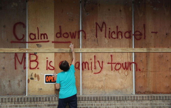 Người dân địa phương sẵn sàng đối phó với bão Michael. Ảnh: Getty.
