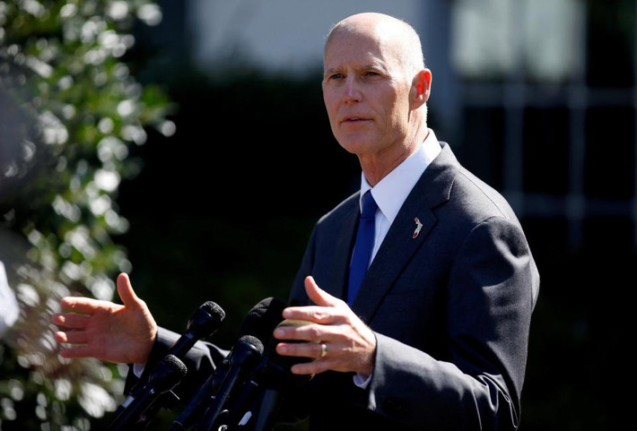 “Bão Michael là cơn bão quái vật và dự báo ngày càng trở nên nguy hiểm hơn”, Thống đốc bang Florida Rick Scott nói và cho biết thêm đã ban bố tình trạng khẩn cấp tại 26 quận, đồng thời điều động 2.500 thành viên Vệ binh Quốc gia để ứng phó với bão. Ảnh: Reuters.