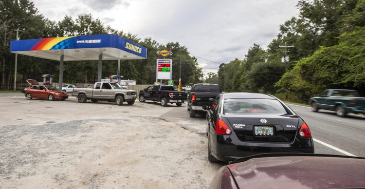 Ô tô xếp hàng dài tại một trạm nhiên liệu ở Florida. Ảnh: Getty.