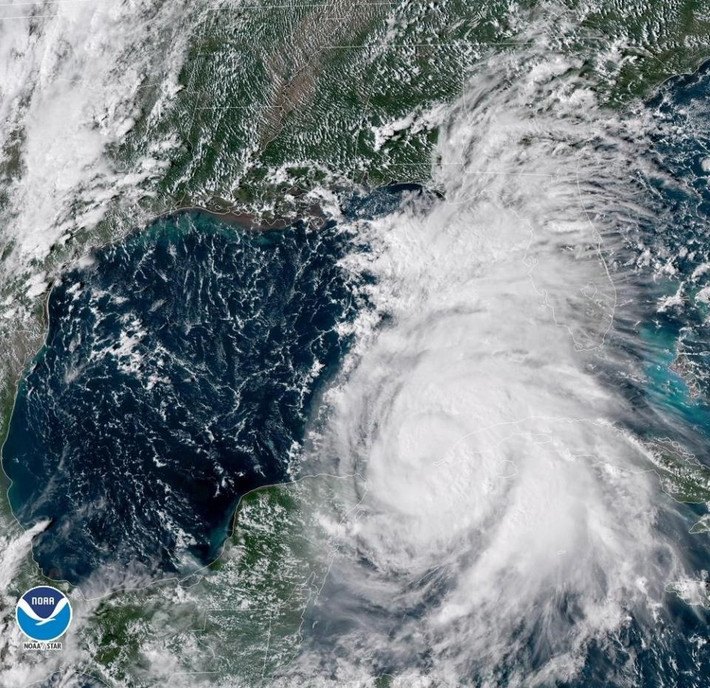 Theo The Sun, bão Michael mạnh cấp 3 mang theo những cơn gió mạnh và mưa lớn dự báo sẽ đổ bộ vào bang Florida vào hôm nay 10/10. Ảnh: EPA.