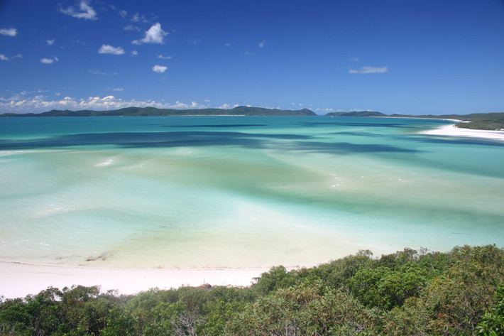 Bãi biển Whitehaven ở Australia, được phát hiện và đặt tên vào năm 1879, là một trong những địa điểm du lịch đẹp nhất thế giới. Du khách đến đây có thể ngắm cảnh, bơi và tham gia vào nhiều hoạt động khác. (Nguồn ảnh: Sputnik)