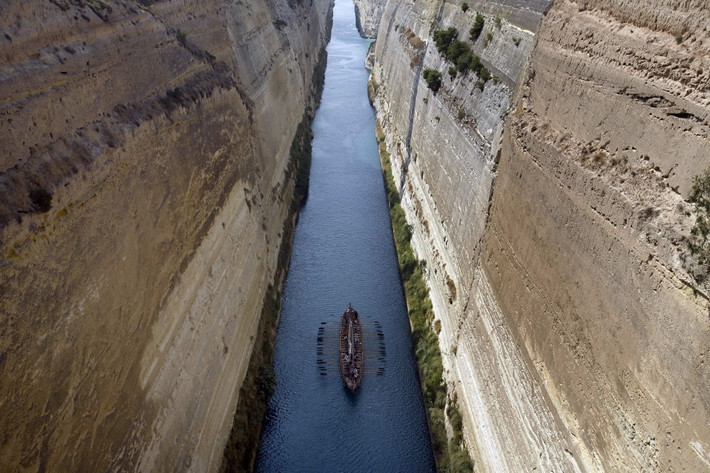 Hình ảnh kênh Corinth ở Korinthos, Hy Lạp, nhìn từ trên cao.