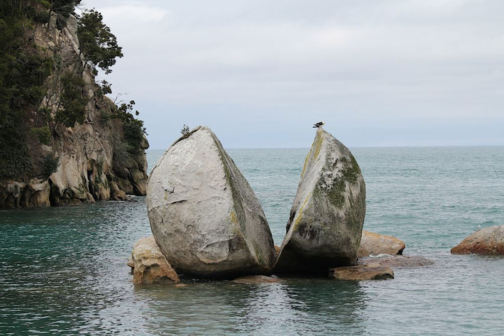 Bãi biển Split Apple Rock với tảng đá hình trái táo bổ đôi ở New Zealand cũng là một điểm đến thú vị cho khách du lịch.