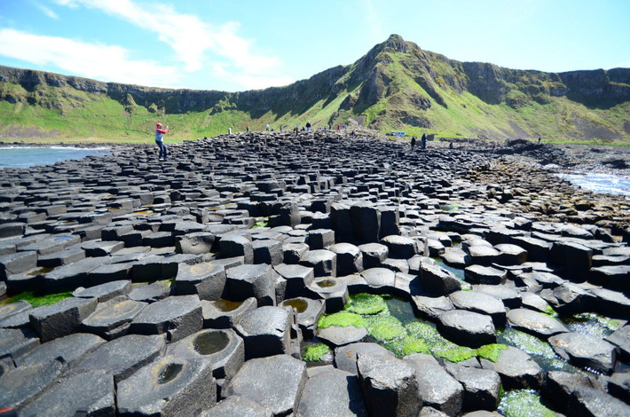 Bờ biển Giant's Causeway có khoảng 40.000 cột bazan khổng lồ màu đen được xếp ngay ngắn tại Bắc Ireland.