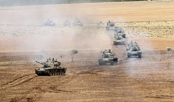 Tại Idlib, Quân đội Thổ Nhĩ Kỳ đã triển khai thêm một đoàn xe tới tỉnh này để củng cố các căn cứ quân sự trong khu vực do Ankara kiểm soát, sau khi các nhóm phiến quân rút vũ khí hạng nặng của chúng ra khỏi vùng đệm phi quân sự. Ảnh: FNA.