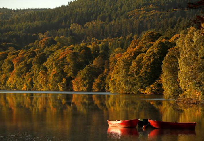Buổi sáng mùa thu thanh bình ở Loch Raskally Pitlochry, Scotland, ngày 28/9.
