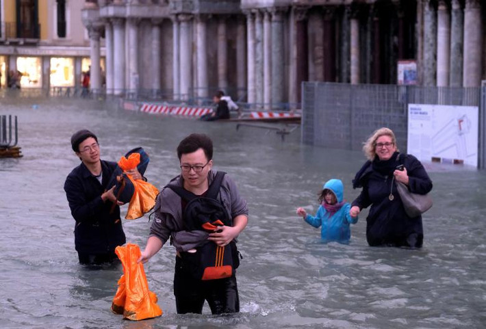 Đường phố biến thành sông ở thành phố Venice.