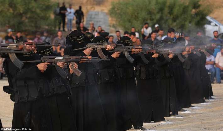 Trong buổi tập, các nữ dân quân Palestine đã thể hiện kỹ năng bắn súng trường.