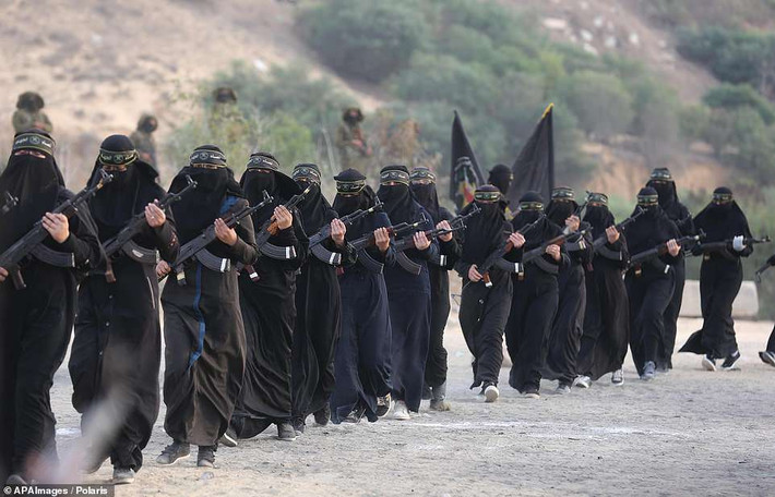 “Đội quân tóc dài” Palestine mang theo súng diễu hành trước sự chứng kiến của đám đông.