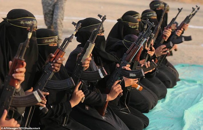 Theo Daily Mail, các nữ dân quân Palestine thuộc lữ đoàn al-Quds của tổ chức Jihad Hồi giáo đã phô diễn kỹ năng chiến đấu trong một buổi tập huấn ở Khan Yunis, phía nam Dải Gaza. (Nguồn ảnh: Daily Mail)