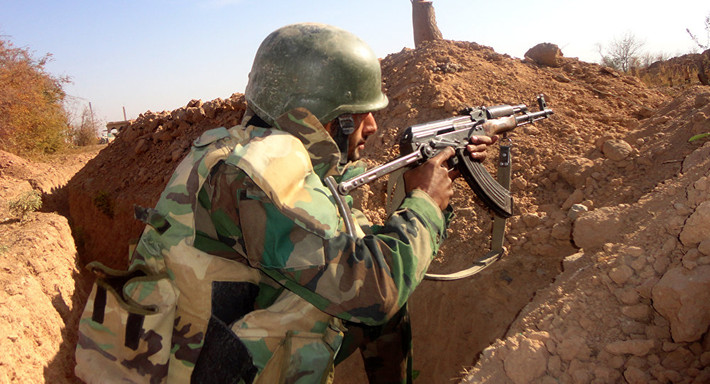 Có thể thấy, trong thời gian gần đây, những cuộc phản công của phiến quân IS ở Deir Ezzor không chỉ khiến nhiều thành viên đối thủ thiệt mạng mà chúng còn chiếm được nhiều trang thiết bị quân sự để tiếp tục chiến đấu tại Syria. Ảnh: Sputnik.