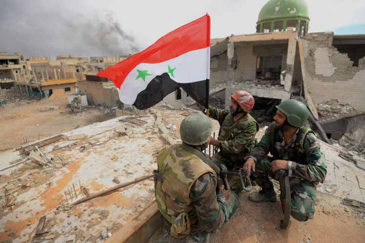 Do vậy, trong khi cả Quân chính phủ Syria và lực lượng SDF bị phân tán lực lượng trên các chiến trường khác, phiến quân IS có thể lợi dụng cơ hội này để tập hợp lại lực lượng và tái chiếm những khu vực không được phòng thủ chặt chẽ (tại Deir Ezzor). Ảnh: Muraselon.
