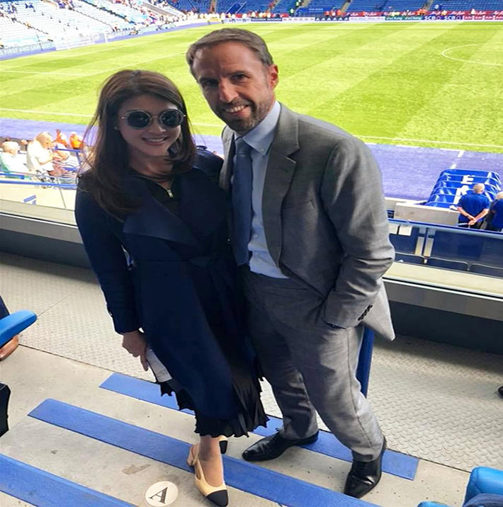 Nursara Suknamai chụp ảnh cùng huấn luyện viên người Anh Gareth Southgate trên khán đài khi tới xem một trận đấu ở sân vận động King Power, Leicester, Anh. Ảnh: Daily Mail.