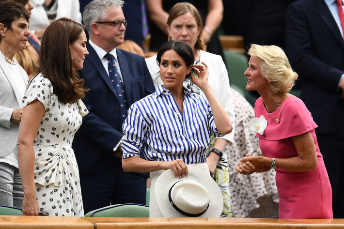 Dù sắm một chiếc mũ mới để tới xem trận đấu quần vợt giải Wimbledon nhưng Công nương Markle cũng không thể đội nó.