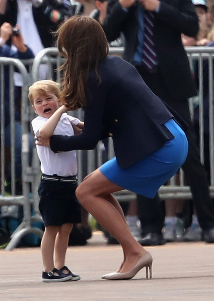 Tiểu Hoàng tử George, con trai của Hoàng tử William và Công nương Kate, gào khóc ngoài đường phố.
