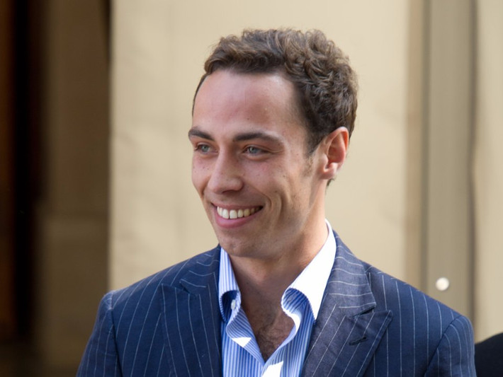 James Middleton, 31 tuổi, là em trai của Công nương Kate Middleton. Anh cùng lớn lên với hai chị gái là Kate và Pippa tại Buckebury, một ngôi làng ở Tây Berkshire, Anh. (Nguồn ảnh: Thisisinsider)