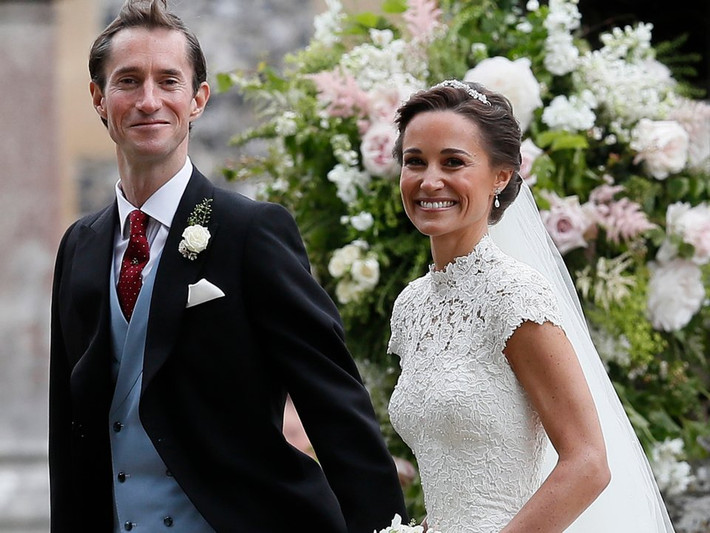 Hiện tại, James được cho là đang làm hướng dẫn viên du lịch tại khách sạn của cha chồng Pippa Middleton. Ảnh: Matthews và Pippa trong đám cưới hồi tháng 5/2017.
