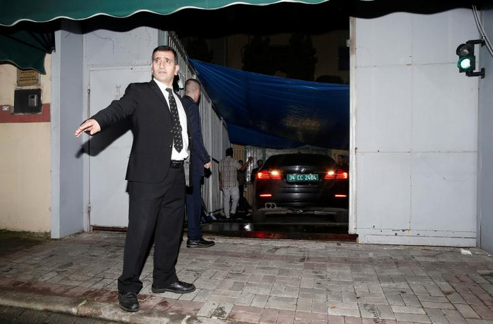 Các quan chức Saudi Arabia tại sân sau của tòa lãnh sự quán Saudi Arabia ở Istanbul ngày 18/10. Ảnh: Reuters.