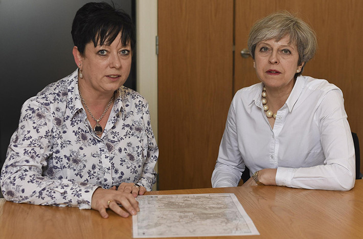 Trong tuần trước, Thủ tướng Anh Theresa May (phải) đã chỉ định Bộ trưởng Y tế Jackie Doyle-Price làm Bộ trưởng Chống tự tử Anh, chức vụ nhằm giải quyết các vấn đề liên quan tới sức khỏe tinh thần của người dân nước này. Ảnh: Thurrock Gazette.