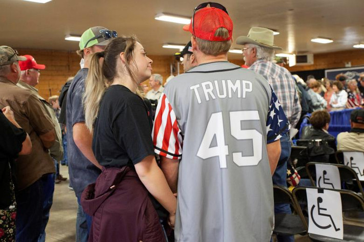 Những người ủng hộ Tổng thống Trump có mặt tại cuộc vận động cho ứng viên Matt Rosendale ở Bozeman, bang Montana, hồi tháng 9/2018. Ảnh: Reuters.