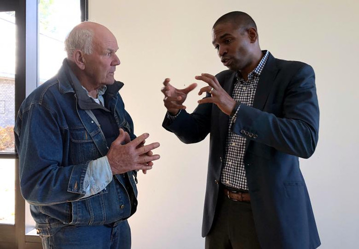 Cử tri Paul Spencer trao đổi với Antonio Delgado, ứng viên chạy đua vào Hạ viện Mỹ của Đảng Dân chủ, sau cuộc vận động ở Canajoharie, New York, ngày 20/10. Ảnh: Reuters.