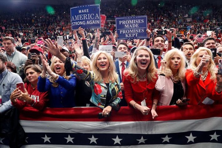 Những người ủng hộ lắng nghe bài phát biểu của Tổng thống Trump trong cuộc vận động ở Charlotte, Bắc Carolina, ngày 26/10 vừa qua. Ảnh: Reuters.