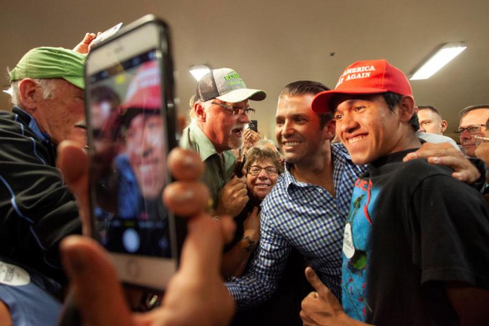 Donald Trump Jr., con trai của Tổng thống Trump, chụp ảnh với những người ủng hộ tại một cuộc vận động cho ứng viên Matt Rosendale chạy đua vào Thượng viện Mỹ ở Boezeman, Montana, ngày 25/9. Ảnh: Reuters.
