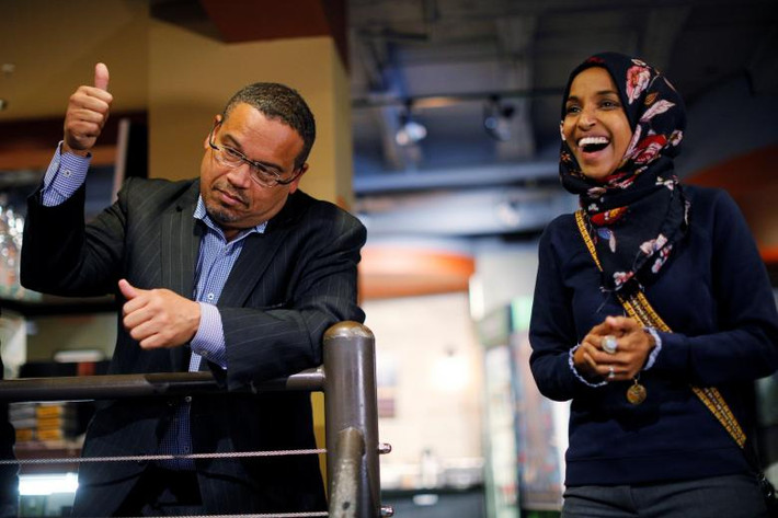 Ứng viên của Đảng Dân chủ Ilhan Omar (phải) và Keith Ellison phát biểu trước các cử tri ở Minneapolis, bang Minnesota, ngày 26/10. Ảnh: Reuters.