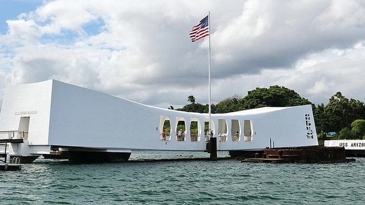Ngoài bãi biển đẹp, Hawaii còn có nhiều địa điểm khác thu hút du khách như Trân Châu Cảng hay những ngọn núi lửa kỳ vĩ,...