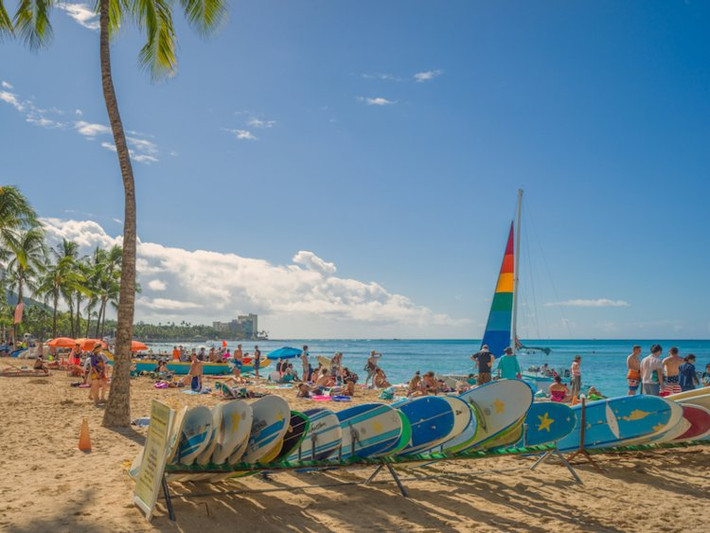 Honolulu nằm trên đảo O’ahu, một địa điểm thu hút nhiều khách du lịch nhất tiểu bang Hawaii. Tuy nhiên, đây không phải là đảo lớn nhất ở Hawaii như nhiều người vẫn lầm tưởng. Đảo Oahu là nơi tọa lạc của địa danh lịch sử nổi tiếng Trân Châu Cảng.