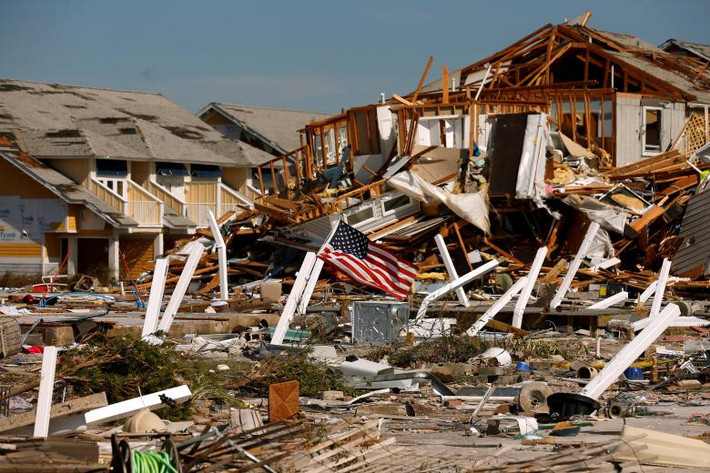 Tại Florida, hàng trăm ngôi nhà đã bị phá hủy trước sức mạnh của siêu bão “quái vật” Michael. Những bức ảnh vệ tinh chụp Florida trước và sau khi bão Michael tấn công dưới đây đã phần nào cho thấy sức tàn phá khủng khiếp của cơn bão này.