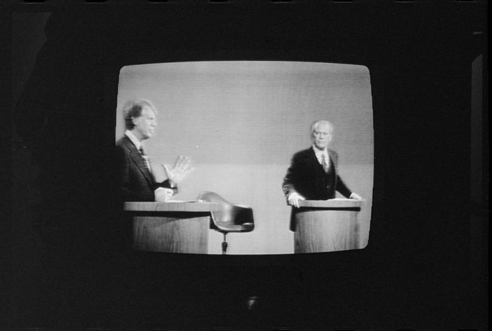 Tổng thống Gerald Ford và Thống đốc Jimmy Carter xuất hiện trên truyền hình trong vòng tranh luận đầu tiên của cuộc bầu cử tổng thống Mỹ tại Philadelphia năm 1976.