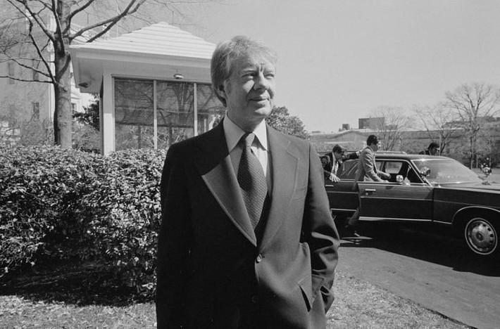 Các em học sinh vây quanh cựu Tổng thống Carter tại Bắc Carolina ngày 29/4/1977.